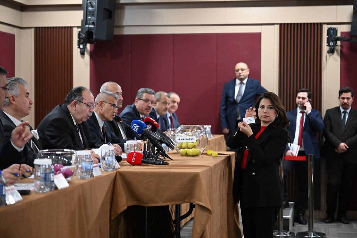 anahtarparti's tweet photo. Tokat, Gümüşhane ve Nevşehir’de belde statüsü kazanan 6 yerleşim yerinde, 7 Haziran 2026 Pazar günü gerçekleştirilecek ara seçimler için Yüksek Seçim Kurulu’nda kura çekimi yapıldı. Kura çekimine partimizi temsilen Seçim İşleri Başkanımız Sayın Hatice Ceren Yılmaz katıldı.

27 siyasi partinin yer alacağı seçim pusulasında Anahtar Parti 17. sırada yer alacak.