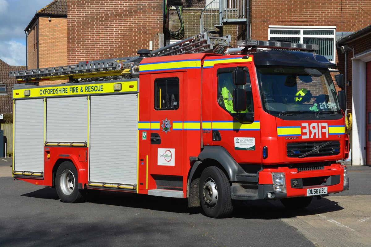 EasternFirePics's tweet photo. Photos taken in early spring in #Oxfordshire seen at #slade #goring and #didcot are a selection of appliances from @FireOxfordshire including some of the latest @EOneUKLtd bodied Volvo FL pumps plus some of the older #JDC fleet and still going strong the Service command unit 🚒👍 https://t.co/52XKtkn4ul