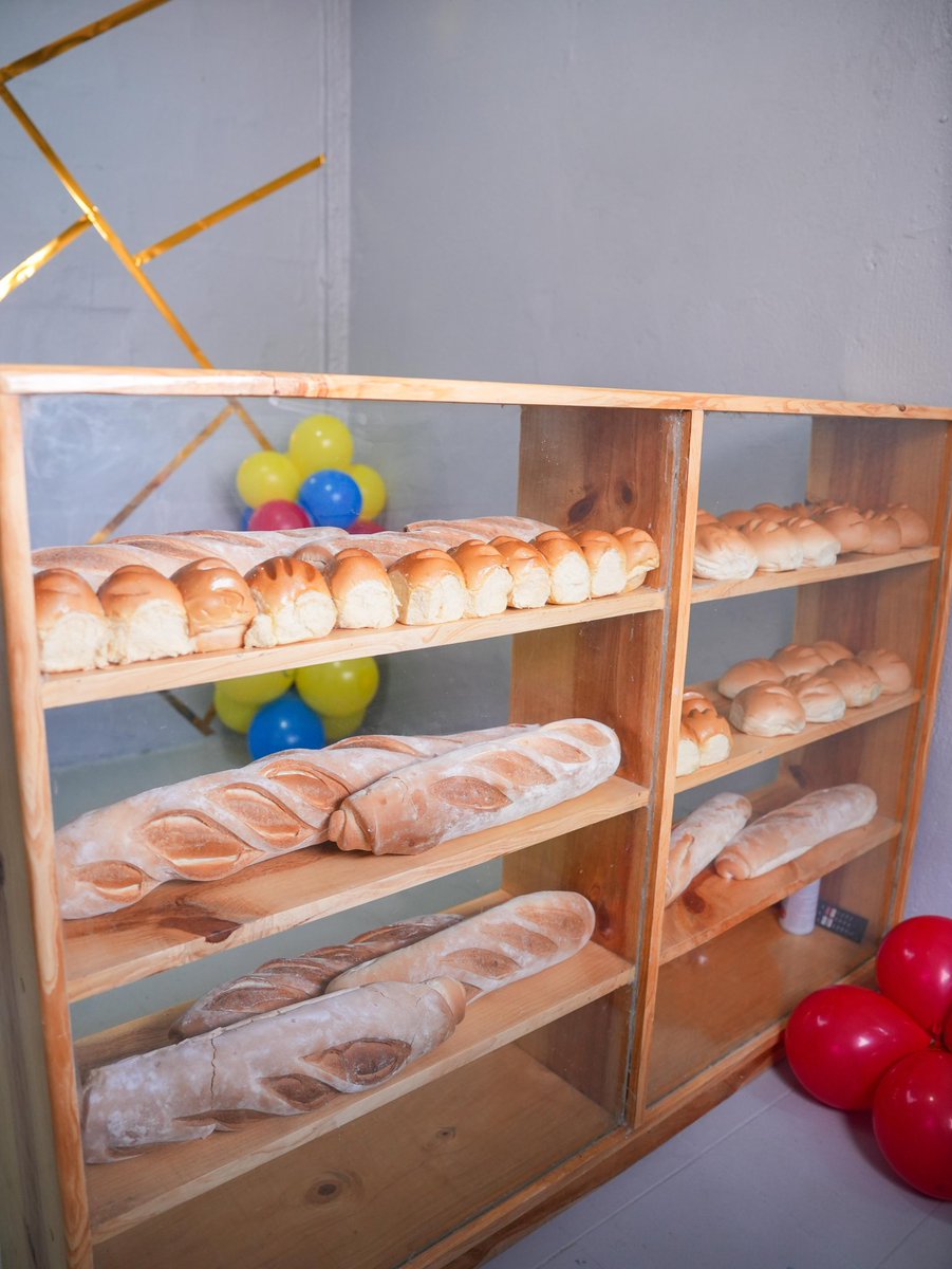Alcaldiabna's tweet photo. Para impulsar la economía local y fortalecer la Comuna Hugo Chávez 2013, se inauguró una panadería en la calle 3 de Tronconal III. Este proyecto, ejecutado desde la comuna, representa el segundo logro de la Consulta Popular de la Juventud en este territorio. https://t.co/dAm25oZYVN