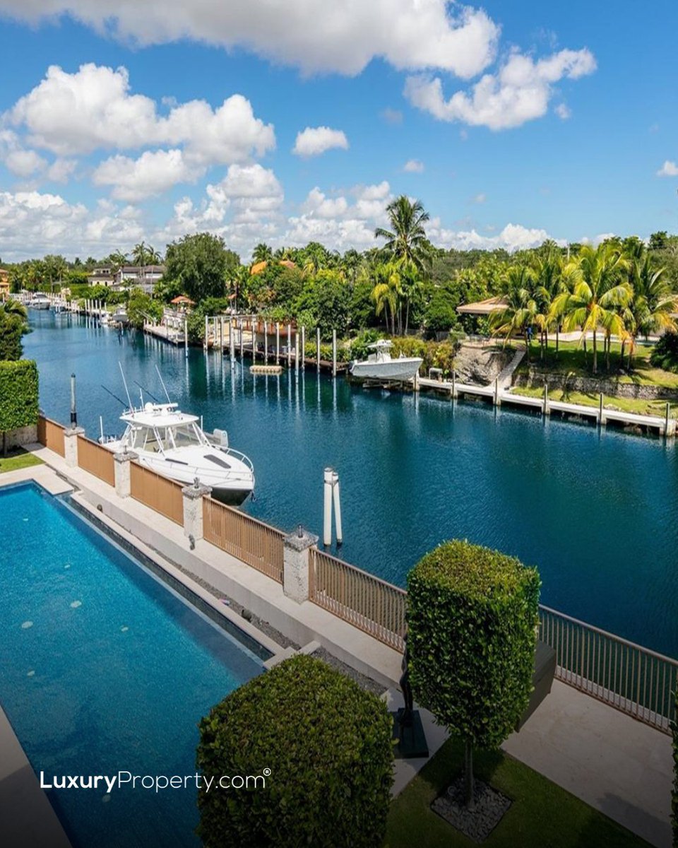 LuxuryProperty's tweet image. A home where the day slows by the water. This six-bedroom Coral Gables villa blends classic Miami elegance with bayfront views, a private dock, infinity pool, and serene terraces.

Discover more: luxuryproperty.com/buy/6-bedroom-…

#MiamiRealEstate  #MiamiLuxuryRealEstate  #LuxuryProperty