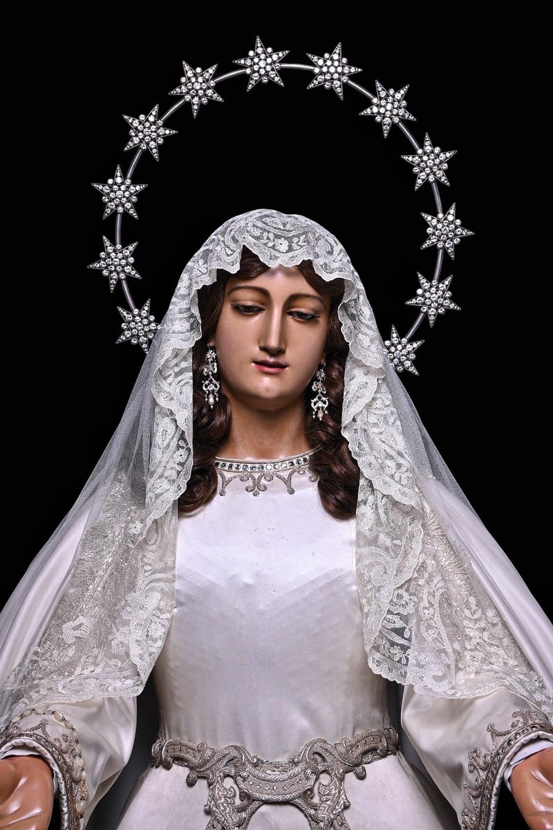 ⛪️ En la mañana de hoy, la Virgen del Rocío amanece ataviada para el tiempo de Pascua, periodo de espera y preparación para la venida del Espíritu Santo en Pentecostés.

🪡 Para la ocasión, luce terno de raso con saya bordada en plata, realizada en los talleres de Fernández y