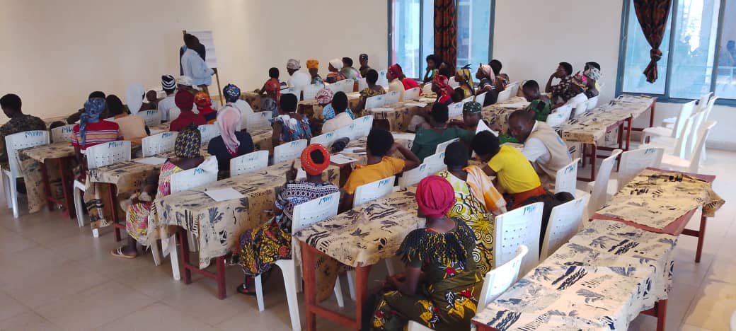 MagazineJimbere's tweet photo. 🥗 Les #femmes du groupe « Mama Lumière » appellent les mères à préparer des repas équilibrés pour lutter contre la malnutrition chez les #enfants, encore présente à #Bukinanyana, #Mugina et #Cibitoke (@Bujaprov2025)

👩‍⚕️ Avec l’appui de #MEMISA et le financement de @Enabel_Belgium, elles sensibilisent les familles et montrent comment préparer des repas complets. Elles invitent aussi les ménages à ne pas vendre toute leur production afin de mieux nourrir les enfants

#Burundi #Jimbere