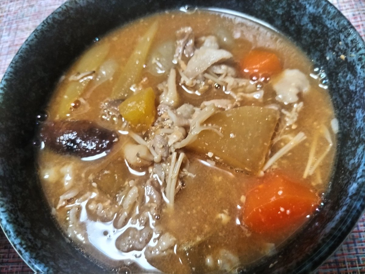旬のタケノコをいただいたので、タケノコ炊き込み御飯を作りました。

それと具だくさん豚汁。

#キッチンヤチャマ