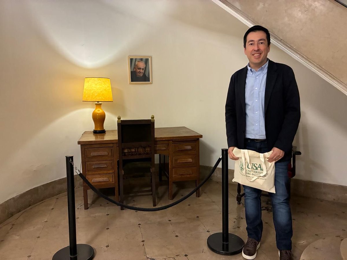 Nardini_Leo's tweet photo. A un año de su partida física, me gusta recordar todo el legado que nos dejó nuestro Papa Francisco en vida. 

Acá un hermoso recuerdo de cuando encontré en mi visita a la USAL el escritorio que utilizaba Bergoglio y en el que pasaba gran parte de su tiempo siendo aún cardenal.

Que su recuerdo y sus enseñanzas nos acompañen siempre 🙏🏼🕊️