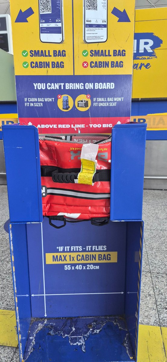 timmy_bfc's tweet photo. @Ryanair can I ask why I was charged extra €50 at Valencia for this bag that "doesn't meet standards"? Despite fitting into your holders. https://t.co/vh0SnrF7YB