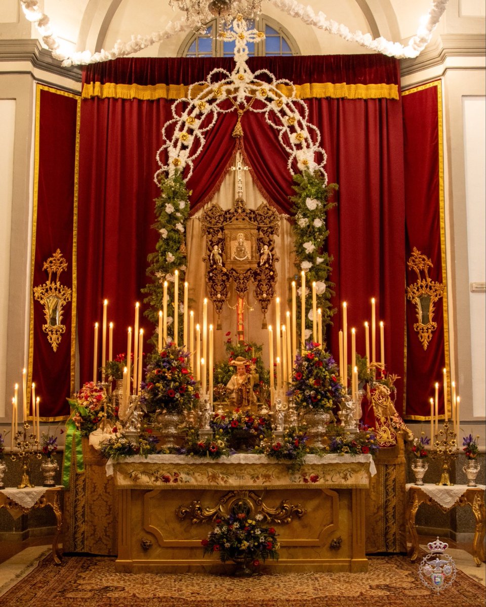 HDADMALAGA's tweet photo. El Bendito Simpecado preside el conjunto bajo dosel, iluminado por piezas de candelería, entre flores de papel y un arco evocando aquellos que levanta el pueblo de Almonte cada siete años para engalanar las calles para la “Venida” de su venerada Patrona. https://t.co/pqRqPDRjrL