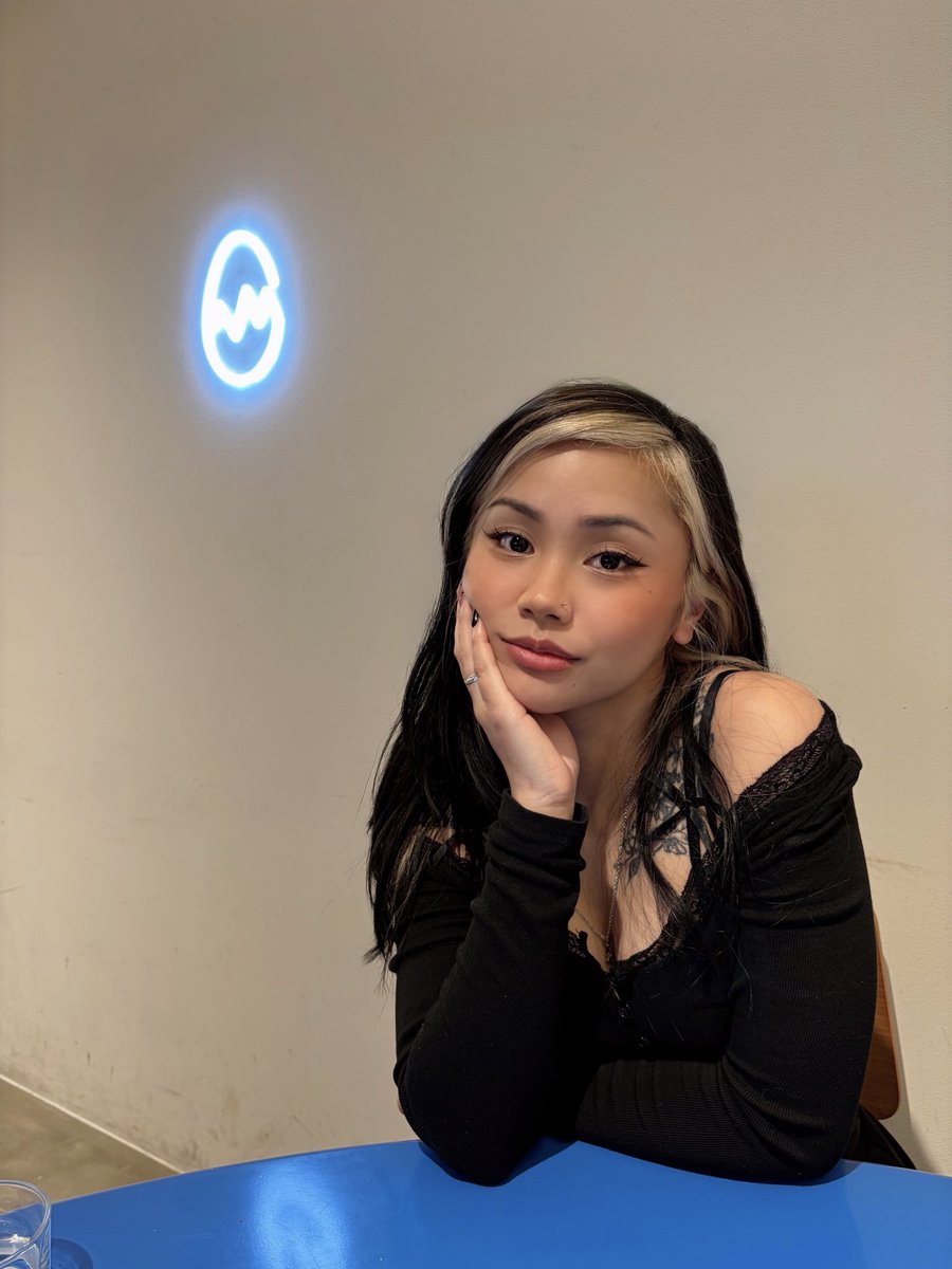 kris 🌙 tweet media