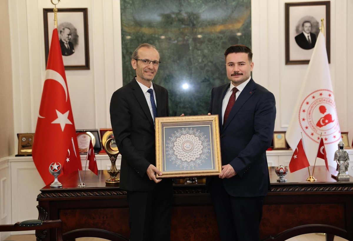 Eğitimci-Yazar Mehmet Niyazi Köseoğlu Kaymakamımız Sayın Osman Acar’a Ziyarette Bulundu.

Gökçeada Atatürk Öğretmen Lisesi mezunu, eğitimci ve yazar Mehmet Niyazi Köseoğlu, Gökçeada Kaymakamımız Sayın Osman Acar’ı makamında ziyaret etti.