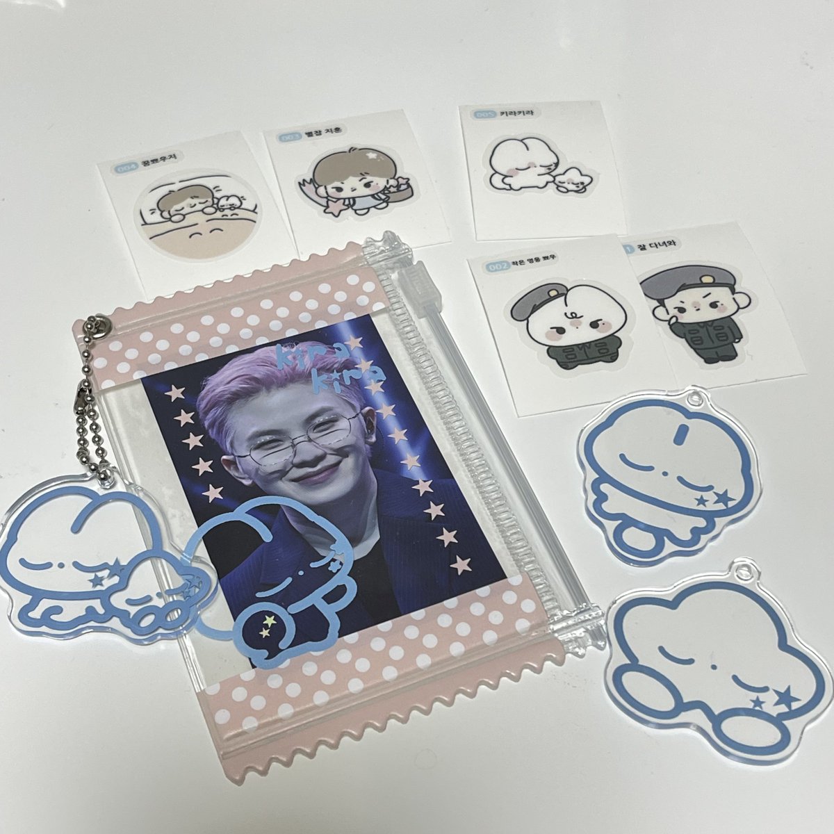 📢ぬいぐるみ•センカグッズ在庫販売

4月22日 20:00〜

ラインナップ⤵︎
•baby vobowoo
•kira kira vobowoo
•ティブティブシール5種
•アクリルキーホルダー3種
•トレカポーチ

ランダムでお守り付きトレカ同封!🤍
GW明け発送予定✉️
#ウジ　#seventeen #woozi 

🔗forms.gle/19WUPi6VkvXtah…