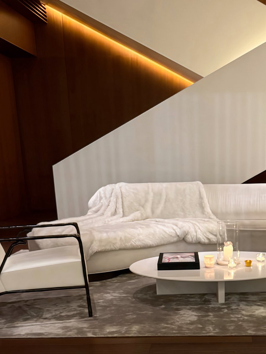 メンヘララインをしたにも関わらず仕事終わりに駆けつけてくれたちーちゃんネ申💖😸
しごおわに会えるの嬉しい元気チャージされた🎶
気になってたラウンジバー行けてよかった🌟