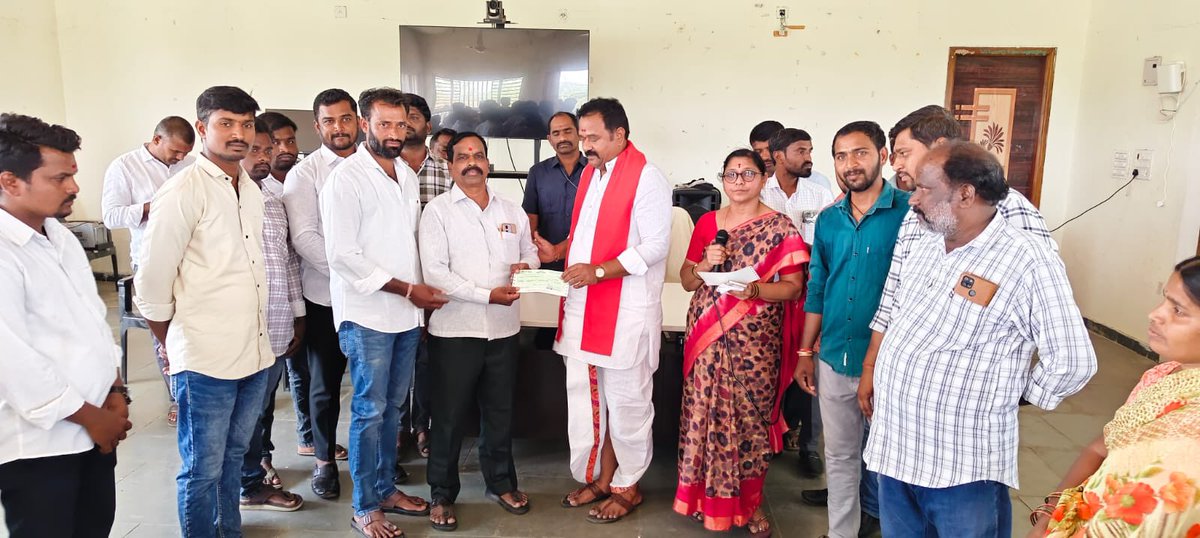 Kvr4Kamareddy's tweet photo. కామారెడ్డి నియోజకవర్గం రాజంపేట మండల కేంద్రంలోని రైతు వేదిక లో మండల పరిధిలోని గ్రామాల  కల్యాణ లక్ష్మి మరియు షాది ముబారక్ లబ్ది దారులకి చెక్కులను పంపిణి చేసిన గౌరవ కామారెడ్డి శాసన సభ్యులు కాటిపల్లి వెంకట రమణ రెడ్డి గారు.

#KVR #KVRR #KamareddyMLA #BJPTelangana #BJPIndia #BJPKamareddy #MLAKamareddy #TeamKVRR