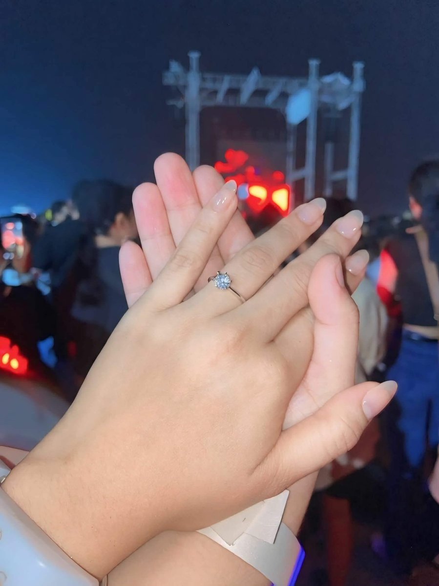 patriciabeige's tweet photo. I SAID YES! 💍
#WASconcert #SB19 https://t.co/rLC9yCQkfD