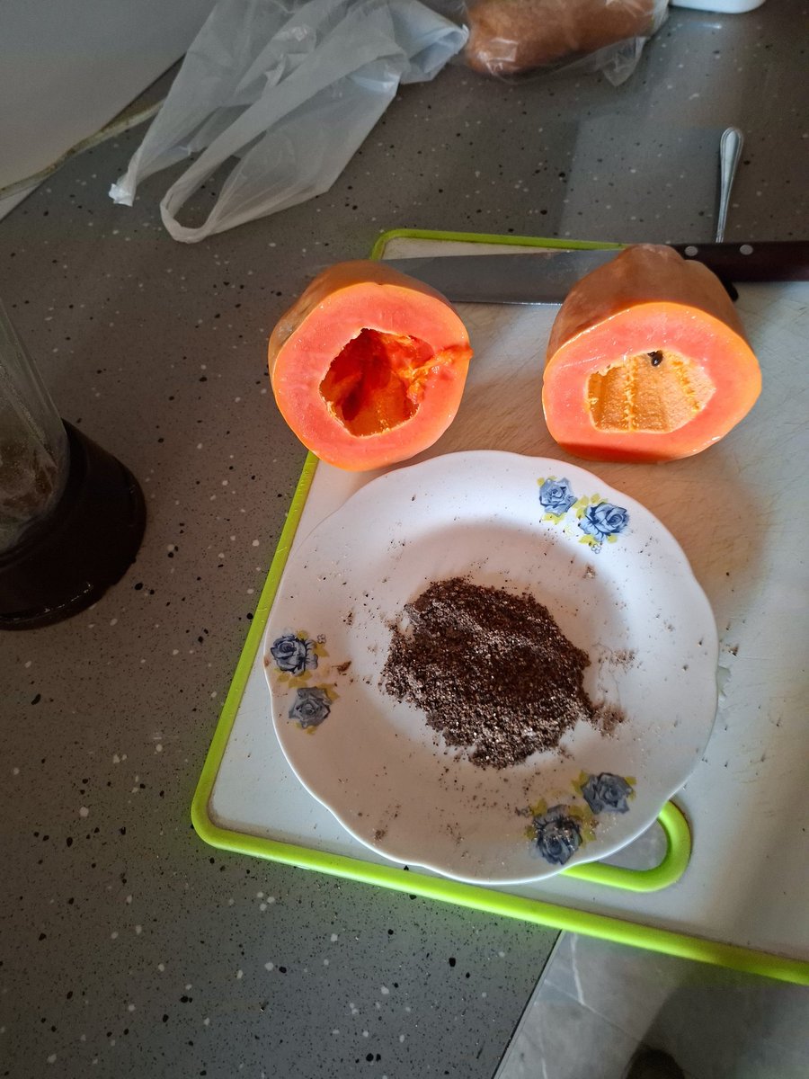 A comenzar.
Semillas de papaya molidas y papaya o lechosa.
El mas potente desparasitador del mundo.