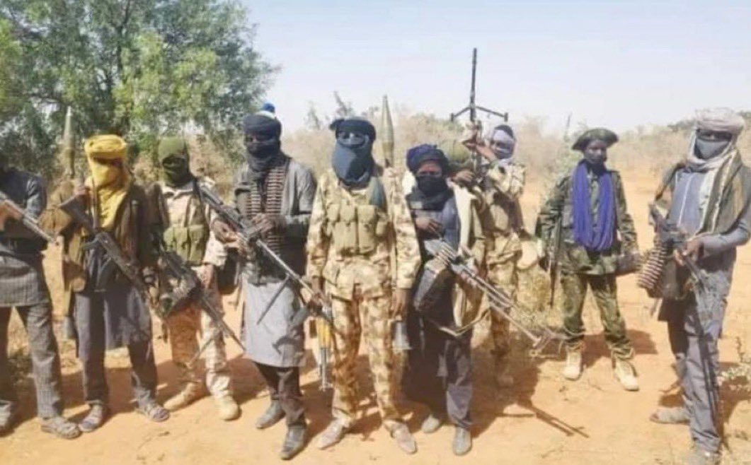 OurFavOnlineDoc's tweet image. IMPORTANT NEWS🚨: 
Boko Haram has given the government 72 hours to pay £2.7million. They are threatening a mass slaughter of 400 women and children which they kidnapped in Ngoshe, Borno State, if the Govt fails to pay the money. They dared the Nigerian Army not to try any rescue.