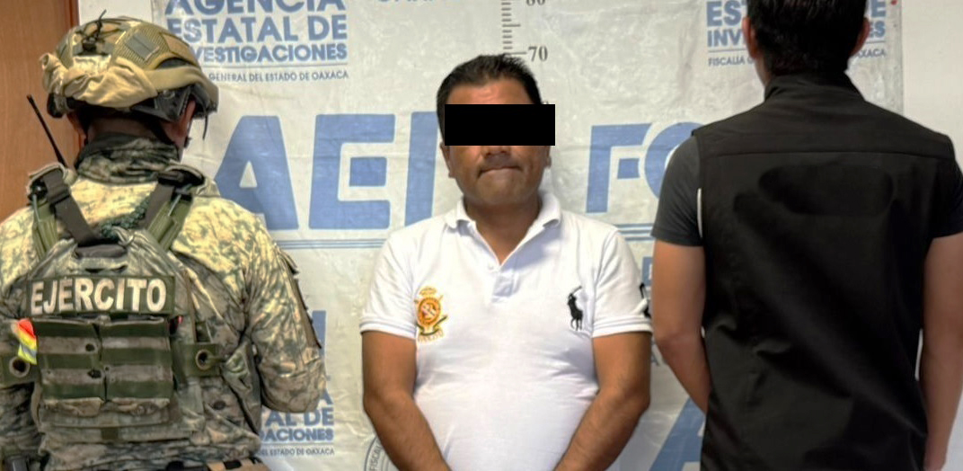 nvinoticiasoax's tweet image. 🚨 ¡Cae presunto homicida! Detienen a implicado en el asesinato del abogado “El Botallón” en Salina Cruz; el caso que sacudió Oaxaca da un giro. ⚠️

Detalles 👉 [nvinoticias.com]
Dale like, comenta y comparte. Síguenos. 
¿Habrá justicia?
#ÚltimaHora #Seguridad #Oaxaca