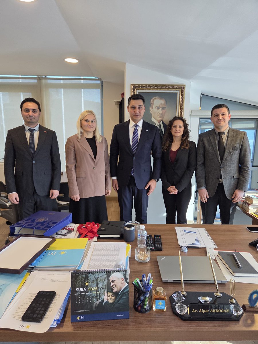 MuhTekSen_Konf's tweet photo. Sorumluluk bizde, risk bizde, imza bizde…
Ama geçim yok.

Kamu mühendisleri, mimarları ve şehir plancıları yoksulluk sınırının altında yaşamaya zorlanıyor.

Emeğimiz her geçen gün değersizleşiyor.
Bu sürdürülemez.

Kamu hizmetinin niteliği için, adil ve insanca bir yaşam talebi ertelenemez.

İYİ Parti Genel Başkan Yardımcısı Av. Alper Akdoğan da kamu mühendisleri, mimarları ve şehir plancılarının yaşadığı sorunları kamuoyu ile paylaştı. Destekleri için Av. Alper Akdoğan'a teşekkür ederiz.

#MühendisTekSenKonfederasyonu

@MuhTekSen_Konf 
@MuhTekBuro 
@MuhTekTrmOrmn 
@MuhTekBayindir 
@MuhTekYerelYntm 
@muhteksenkultur 
@MuhTekSenSagSos 
@KaMuhEnerjiSen 
@MuhTekSenUlasim