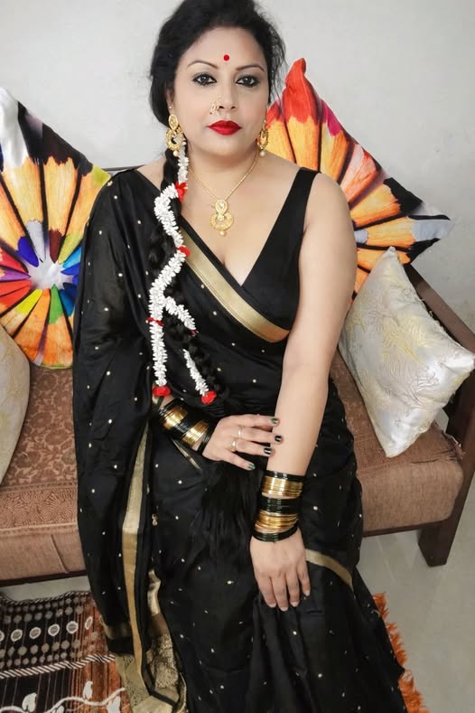 BiNiShaKha's tweet image. पलकों की जुस्तजू बनाकर,
हरपल अपनी आँखों में रखना !
हवा भी छू कर गुजर ना पाए,
ऐसे ही एहसासों में रखना !
दूर होकर भी दूरी ना हो पाएं,
ऐसे ही जज्बातों में रखना !
ख्वाब बनकर बिखरने से पहले,
समेटकर अपनी बाहों में रखना....!!!
❤️❤️ 🥀🥀

#photography #lifestyle #goodvibes #love #shayari