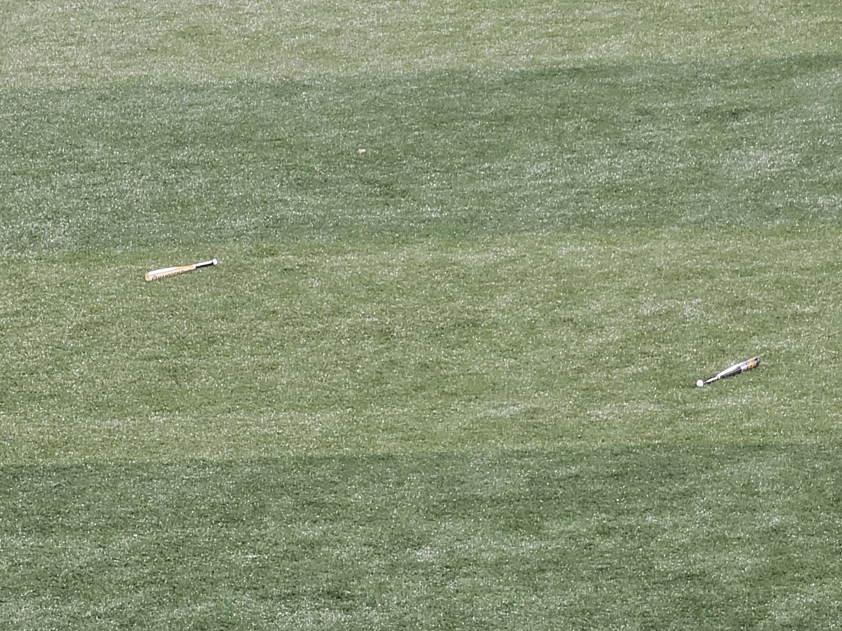 umetorahero's tweet photo. ハマスタのライトが消えたタイミングでビジター外野からブーイングが起き、ブルーライト1本とメガホン3本がグラウンドに投げ込まれた… https://t.co/acype3p7Rd