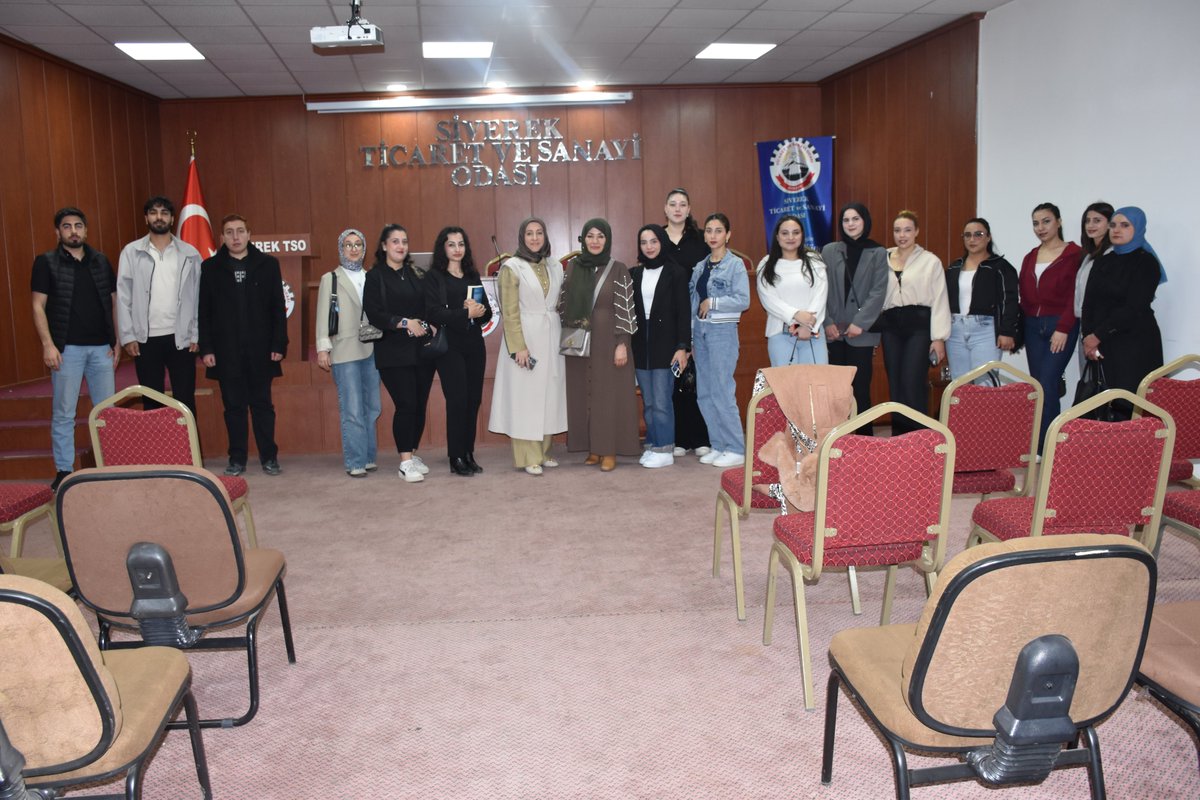 siverek_tso's tweet photo. Odamız konferans Salonunda Harran Ünv Öğrencileri ile birlikte Ticaret Odalarının Ticaretteki Önemi Hakkında eğitim düzenlendi.Eğitimde Ticaret Odaların Ticaretteki Önemli rolleri anlatılırken eğitime katılan genç öğrencilerin ticarette daha aktif rol almaları özendirildi https://t.co/AEyNTJWh0r