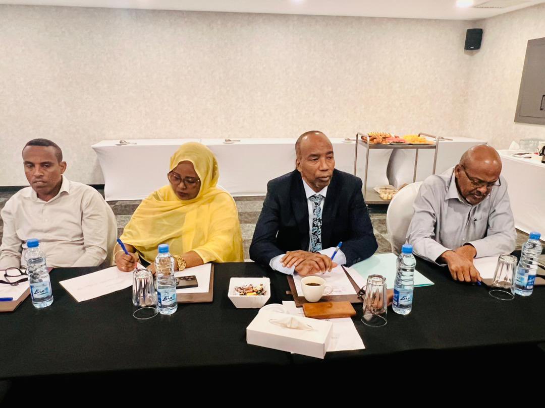cndhdjibouti1's tweet photo. Formation interne de la CNDH 

Dans le cadre du renforcement de ses capacités, la Commission Nationale des Droits de l’Homme a organisé ce matin une formation interne qui se poursuivra sur trois jours dédiée aux politiques publiques et aux droits humains, au profit de ses commissaires, de son personnel ainsi que de parlementaires.

Cette initiative s’inscrit dans une dynamique de consolidation institutionnelle, visant à approfondir la compréhension et l’intégration des droits fondamentaux dans l’élaboration, la mise en œuvre et le suivi des politiques publiques.

À travers cette formation, les participants ont pu renforcer leurs connaissances sur les mécanismes de gouvernance, les cadres juridiques et les approches favorisant une meilleure prise en compte des droits des citoyens.

Ce programme a été réalisé avec l’appui de l’Union européenne, témoignant du partenariat solide entre Djibouti et ses partenaires internationaux.