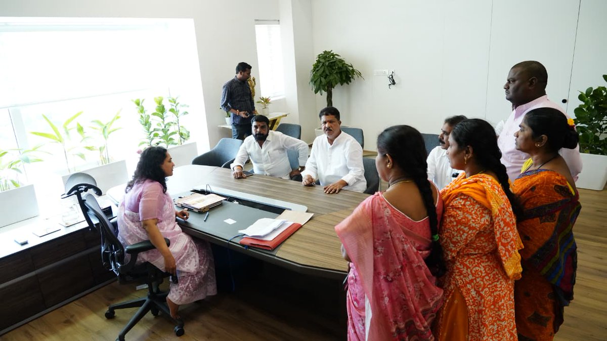 mkrkkpmla's tweet photo. 1/3-తిరిగి వారికి వ్యాపారాలు చేసుకునేటట్టు అధికారులకు సూచనలు చేసే విధంగా చర్యలు తీసుకోవాలని కోరారు.దీనికి కమిషనర్ గారు సానుకూలంగా స్పందించారు.ఈ కార్యక్రమంలో మాజీ కార్పొరేటర్ తూము శ్రవణ్ కుమార్, శ్యామల రాజు పాల్గొన్నారు... https://t.co/4BOejx2OAP