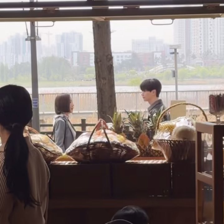 6rangluv's tweet photo. 멀리서봐도 보인다
처음 마주친 누나한테 오해받고 짜증 이빠이난 선우,,, 
(원작대로 궁예해보자면) https://t.co/ZQaXLnbbaP