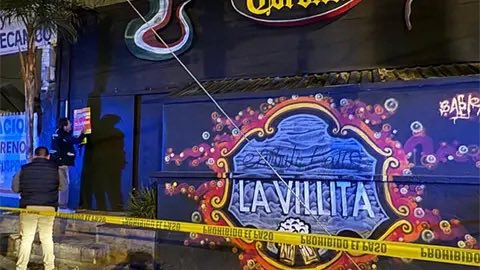 #BreakingNews

3 asesinados en ataque armado al bar #LaVillita en San Luis Potosí.

La masacre pone en crisis el discurso de una supuesta calma y una incidencia a la baja en homicidios dolosos.

La violencia no da tregua.

México y #SLP inermes ante la guerra de la delincuencia.
