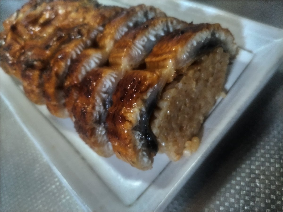 chizuun_Japan's tweet photo. 鰻の握り寿司(unagi no nigiri zusi)
grilled eel nigiri sushi
#japanesefood #wasyoku #dinner
#ロピア #fishdish https://t.co/6Hka2XUHib