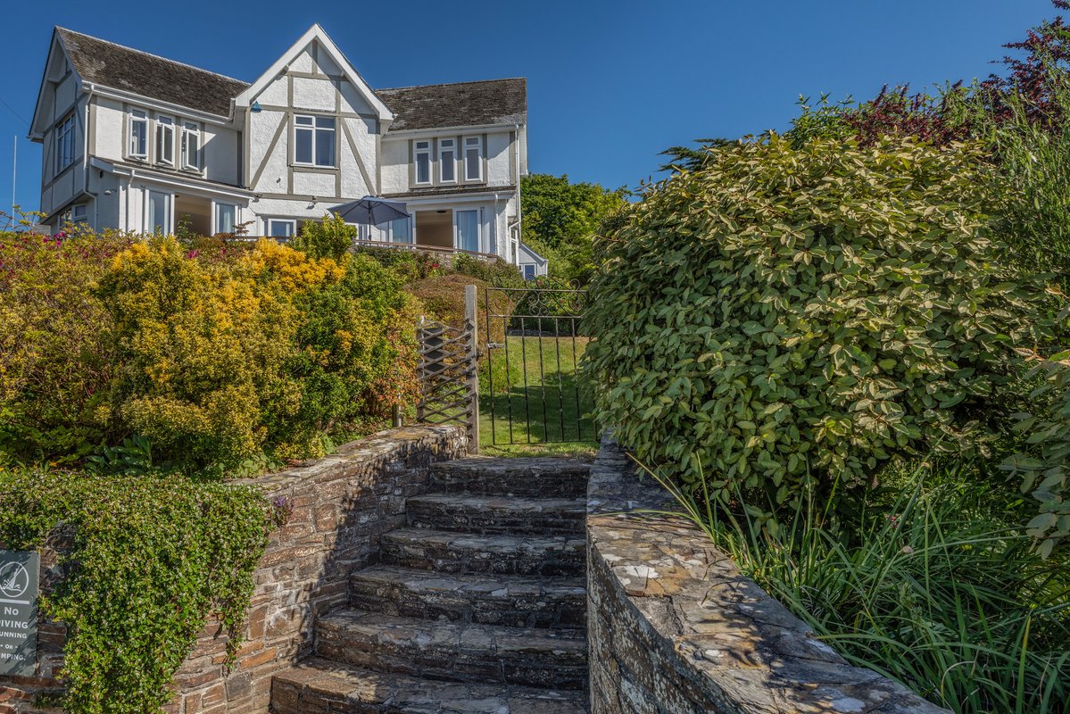 scateringcouk's tweet image. Four bedrooms: 1 x super-king-size with en-suite shower, basin and WC, 1 x king-size, 2 x twins. Bathroom with walk in shower, bath, basin and WC.

🐾 Dog friendly
📍 Salcombe, Devon

selfcatering.co.uk/england/devon/…

#Salcombe #Devon #DogFriendly #HolidayCottage #SelfCatering