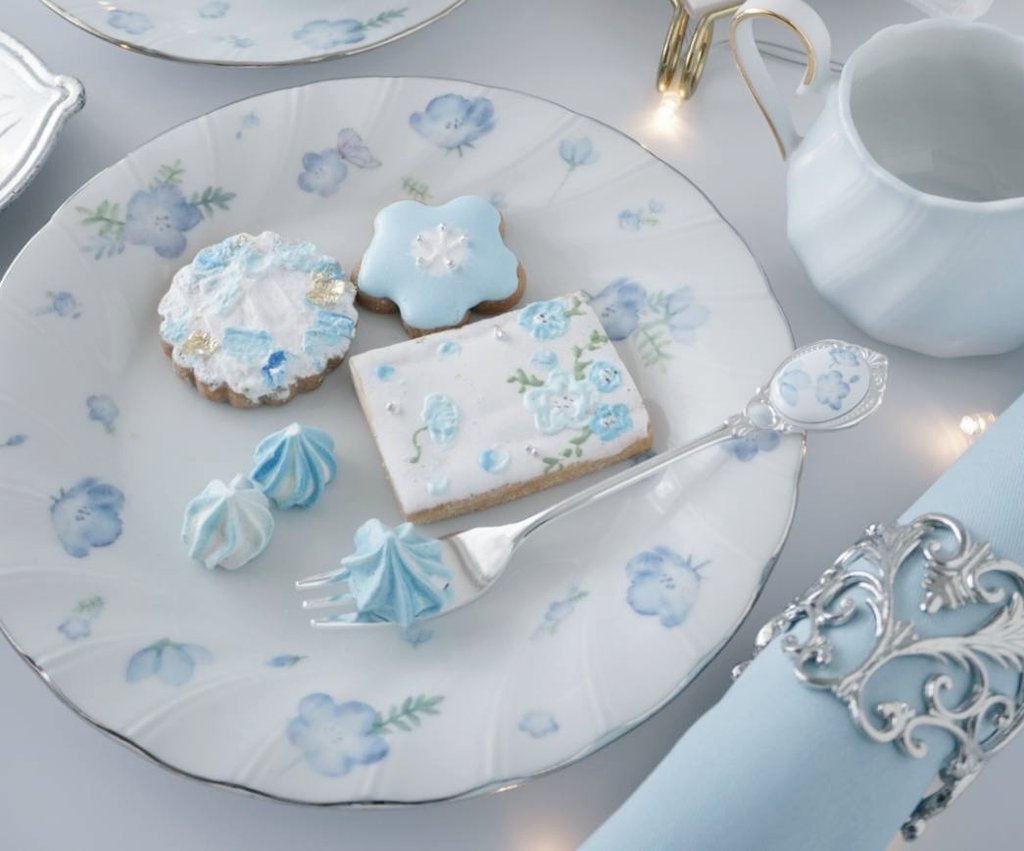 皆さん、ネモフィラ満開の季節ですね。神戸のパティスリー GRACIL FLORA様のネモフィラクッキー缶も最高に可愛いのですよ🍪🩵