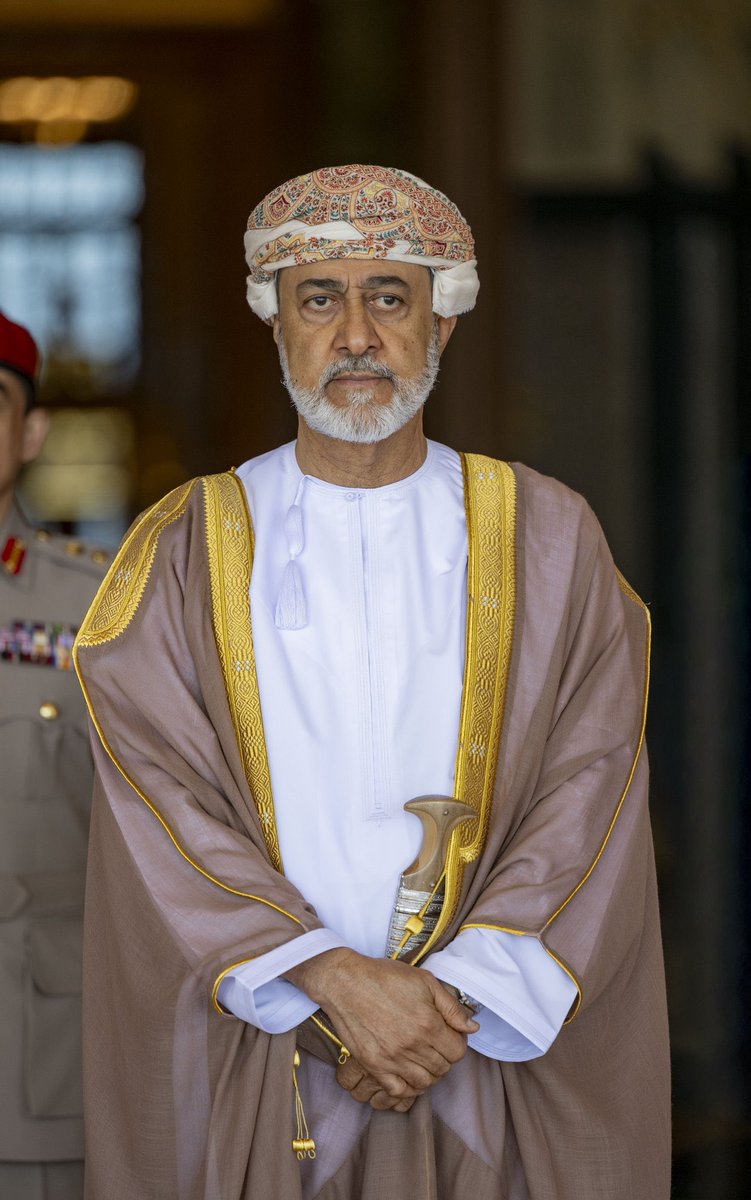 هيبةُ الموقف تُختصر في ملامحه، وحكمةُ السنين تكتبها خيوط الشيب على جبينه.
حضورٌ يبعث الطمأنينة، وقيادةٌ تمضي بعُمان نحو العز بثبات.
حفظك الله ذخراً للوطن، وأدام عليك الصحة والعز، وجعل أيامك كلها رفعةً وفخرًا لعُمان
#هيثم_بن_طارق