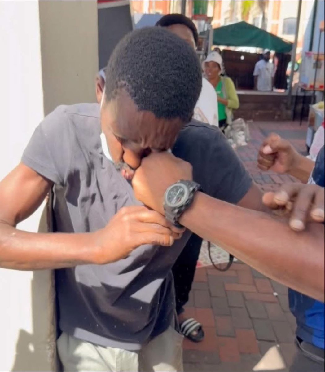 Man’s NOT Barry Roux tweet media