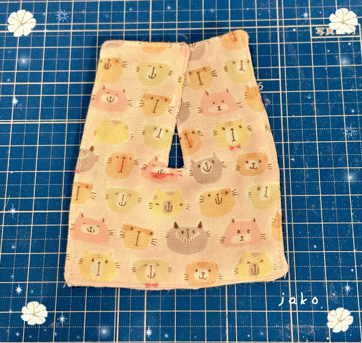 jyako30's tweet photo. 母の胃瘻の部品が��に当たると痒いし皮膚が痛いらしいので間に挟むガーゼ素材の緩衝作ってみた(*´罒`*)
上はマジックテープ留めなので着脱簡単！洗えるから汚れても大丈夫！ https://t.co/kKPyNFLvqF