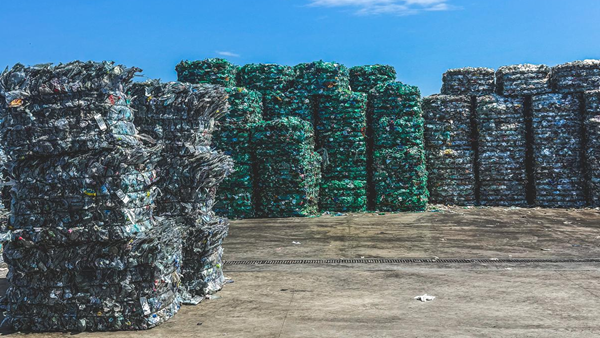 apietrarota's tweet image. ♻️ #Puglia virtuosa nel #riciclo della plastica! ♻️ 
Grazie a @Corepla_Riciclo  e @Selectika1, la #raccoltadifferenziata cresce (+122% in 10 anni) e la #plastica diventa una risorsa strategica. 
Un modello vincente di #EconomiaCircolare e #Sostenibilità
➡️ alternativasostenibile.it/plastica-ricic…