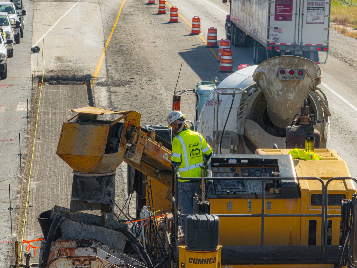mtnparkway's tweet photo. 🚧 Just inches from passing cars, road workers put their lives on the line every day. Behind every yellow vest is someone trying to make it home safe to their family.

See yellow — slow down and stay alert.

#VestedInWZSafety #NWZAW

@KYTCDistrict10 @KYTCDistrict12 @KYTC https://t.co/18814IGGXY