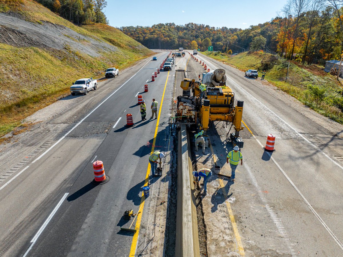 mtnparkway's tweet photo. 🚧 Just inches from passing cars, road workers put their lives on the line every day. Behind every yellow vest is someone trying to make it home safe to their family.

See yellow — slow down and stay alert.

#VestedInWZSafety #NWZAW

@KYTCDistrict10 @KYTCDistrict12 @KYTC https://t.co/18814IGGXY