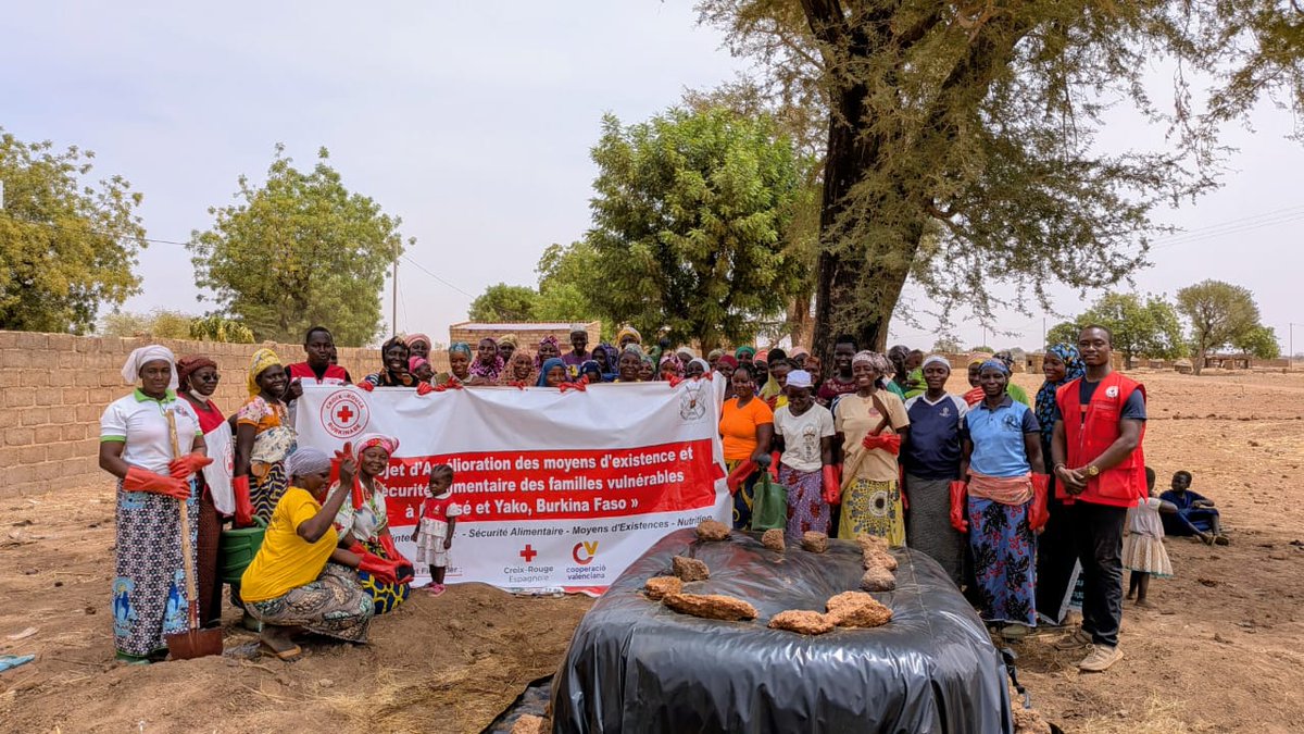CruzRojaCV's tweet photo. 🌍 En el Día Internacional de la Madre Tierra destacamos la apuesta de @CruzRojaEsp por una transición a modelos más sostenibles de consumo a los que nos acercan proyectos como este, que desarrollamos en Burkina Faso con apoyo de @generalitat, @dipvalencia y @ajOntinyent. https://t.co/ul008VBNjw