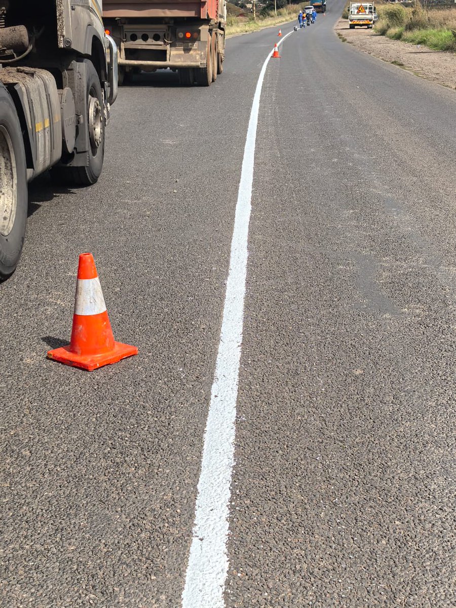 City_Ekurhuleni's tweet image. 🚧#FixingTheFrontline | #CoERoadsUpdate
We’re out in #Springs making roads safer and easier to navigate! 
Our teams are currently on Welgedacht Road near Persida,