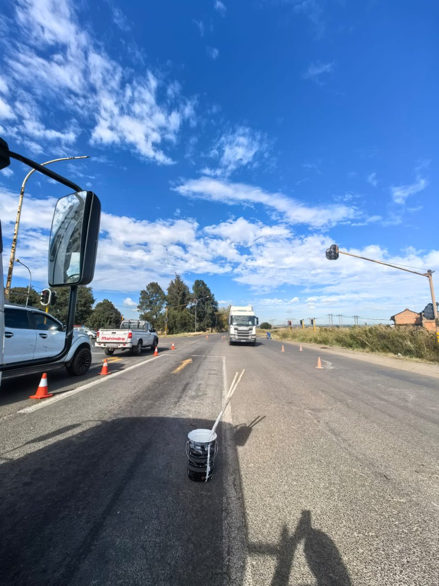 City_Ekurhuleni's tweet image. 🚧#FixingTheFrontline | #CoERoadsUpdate
We’re out in #Springs making roads safer and easier to navigate! 
Our teams are currently on Welgedacht Road near Persida,