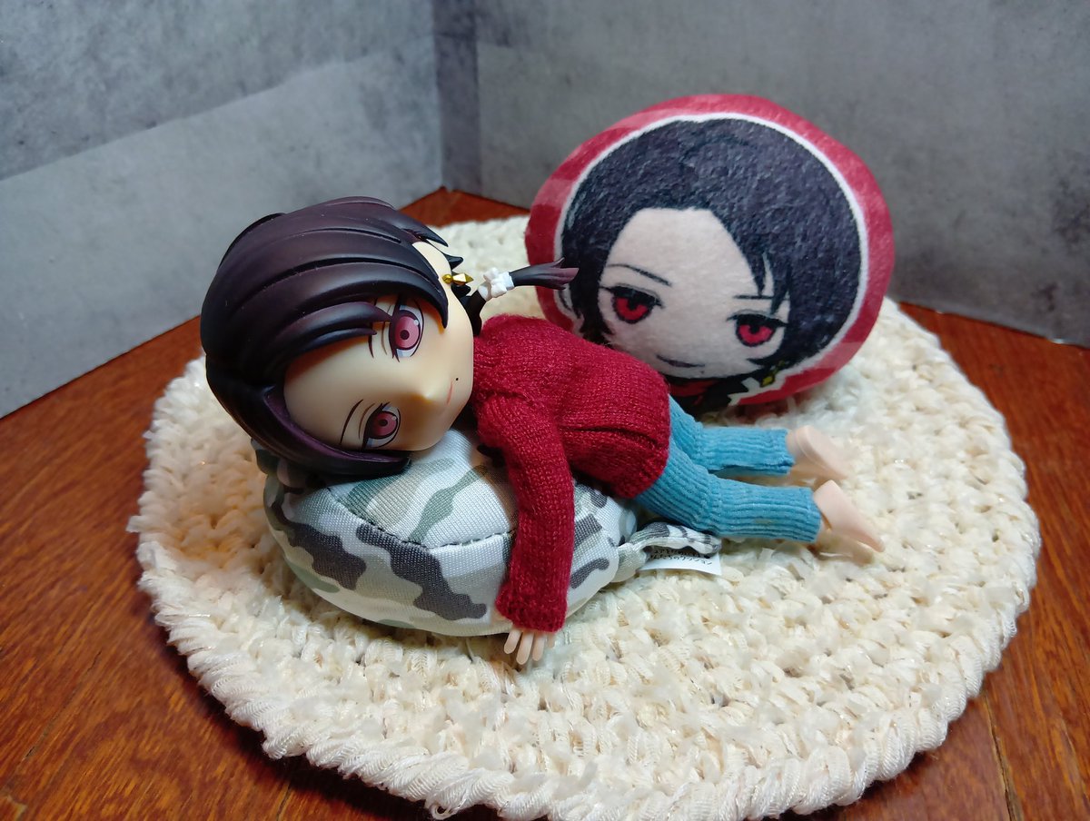 ioriさん <a href="/TeseCora_doll/">iori🐏TeseCora</a> と作品交換していただきました！
とっても素敵な加州くんのための赤のセーター🧶
おまけにのんびりできるラグマットも‼️
ioriさんありがとうございました!

のんびり加州くん可愛い💕💕💕