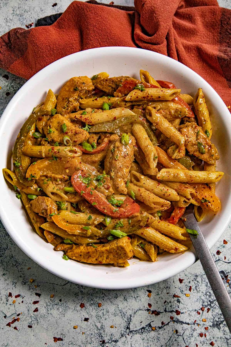 jalapenomadness's tweet image. This rasta pasta recipe gives Italian pasta a Jamaican spin with creamy coconut milk and spiced jerk chicken, huge on flavor and ready in 30 minutes. Definitely one of our favorites.

RECIPE: chilipeppermadness.com/recipes/rasta-…

#pasta #foodie #recipe #rastapasta
