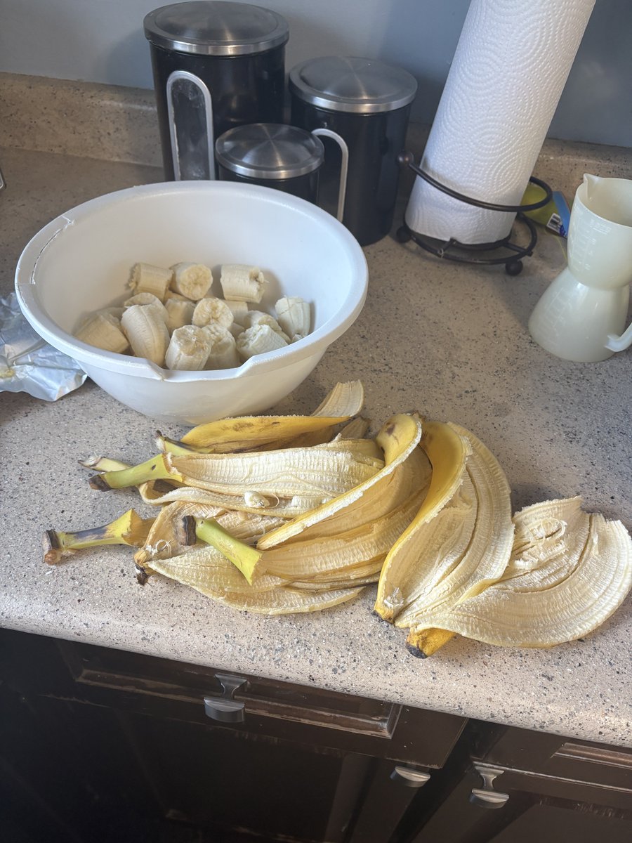_FMaggie's tweet image. I'm making banana bread, but dang this is a lot of banana

#baking