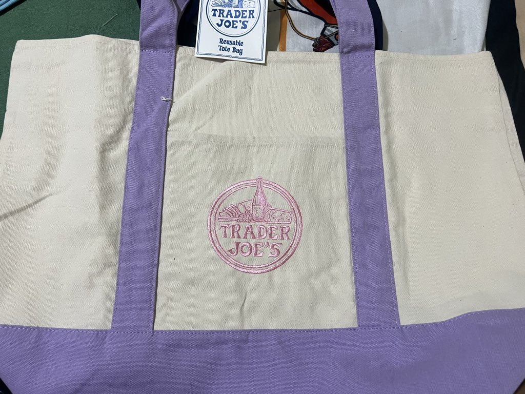 seoultempt1's tweet photo. WTS TRADER JOES MINI TOTE BAGS  

Trader Joes Tote Bag (Big) Purple - 900
Trader Joes Mini Tote Bag - 850

ONHAND AND READY TO SHIP https://t.co/bVBubDeE6q