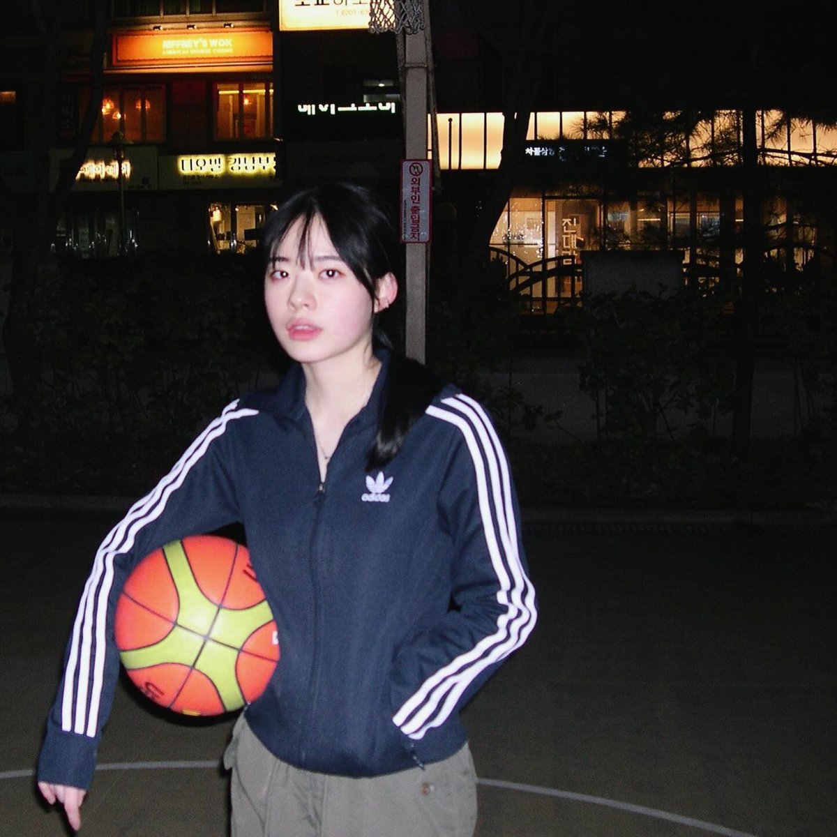 여자가 밝다
이재인이 밝다