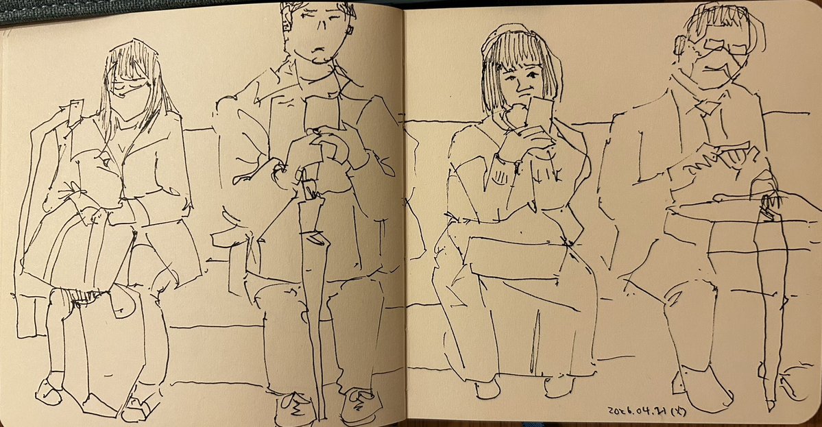 電車スケッチ。✍️
いつも足が切れちゃうので、足元から描いてみた。