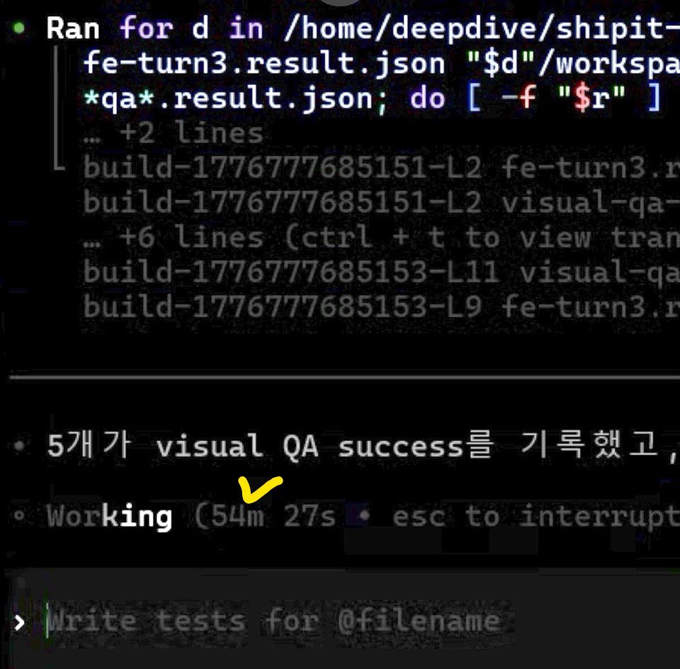 DeepDive_KR's tweet photo. 🤖Codex로 24시간 끊김없이 루프 돌리는 스킬 공유합니다. 직접 만든 Runner 스킬입니다.🏃

✅바쁘신 분들은 댓글에 내용 복사해서 코덱스에게 스킬로 만들어달라고 하시면 됩니다.( $skill-creator 입니다)

요즘 Claude 토큰 소모 급증, 성능 저하로 Codex를 안 쓸 수가 없는데요, Codex 쓰다 보면 Claude만큼 긴 작업이 안 이어지는 경험, 다들 한 번쯤 있으실 겁니다. 

아무리 프롬프트로

 “지금 이 작업 그대로 반복해“

“이대로 멈추지말고 계속 진행해” 

라고 말해도 도저히 못알아먹는 모습이 흔히 보이는데요, 

원인은 에이전트 성능이 아니라 도구 구조의 차이입니다.

Claude Code는 긴 작업을 띄워두고 다음 턴에 그 작업에 “다시 말 거는” 기능이 내장돼 있습니다. 한 번 실행하면 고유 번호가 붙고, 다음 턴에 그 번호로 “지금 출력 어디까지 나왔어?“를 계속 물어볼 수 있습니다. 

Codex는 다릅니다. 명령어 하나 실행할 때마다 매번 새로운 창을 여는 것과 비슷해서, 에이전트 입장에서 지금 돌고 있는 작업이라는 지속적인 실체가 없습니다. 

 그러다 보니 눈앞에 떨어진 태스크 하나를 마치는 순간을 [작업 완료]로 해석합니다. “멈추지 말고 반복해라”, “끝까지 이어가라”고 말로 아무리 강조해도, 자연어 지시는 턴이 바뀌면 희미해지고,

방금 돌린 명령어가 성공적으로 끝났다 → 보고하고 대기

패턴으로 회귀해버립니다.

그래서 Codex에게 runner 스킬을 만들어줬습니다.

핵심은 작업 기록지입니다. 

작업 시작 직후에 다음 항목들을 표 형태로 기록해두도록 하는 스킬입니다.

cwd: 작업 폴더 (어디서 실행했는지)
command: 실행한 명령어 (뭘 돌렸는지)
env: 환경 변수 (어떤 설정으로 돌렸는지)
session: 세션 이름 (어느 창에서 돌고 있는지)
pid: 프로세스 번호 (시스템이 이 작업에 붙인 고유 번호)
stdout: 출력 로그 위치 (화면에 찍힌 내용이 저장된 파일)
artifacts: 결과물 저장 경로 (만들어진 파일들이 쌓이는 곳)
stage: 현재 단계 (어디까지 왔는지)

그리고 감시 원칙을 못박습니다.

1) 화면이 조용하다고 끝난 거라고 단정하지 말 것. 

2) 프로세스가 실제로 살아 있는지 시스템에 직접 물어보고, 로그 파일이 계속 갱신되는지, 결과물 폴더에 새 파일이 쌓이고 있는지, 생존 신호 파일이 찍히고 있는지로 바깥에서 검증할 것. 

3) 요약이나 작업 인계 직전에는 반드시 장부를 갱신하고, 재개할 때는 기존 작업에 다시 접속하지 새로 띄우지 말 것.

이 스킬을 저는 SHIPIT 빌드파이프라인 엣지케이스 발굴에 활용하고 있습니다.

SHIPIT의 기본적인 컨셉은 “앱 제조공장”입니다.

UI/UX 컴포넌트 하나하나를 어디에든 USB처럼 꼽을 수 있도록 Cell단위로 코드화 해두고, 

이 Cell이 각각의 대시보드/예약/지도/실시간 피드 등의 Surface를 구성하고,

Surface들이 모여서 최종 아키타입(제품)이 됩니다. 

그래서 Cell, Surface를 scaffolding 해둔 걸 LLM이 조립만 하면 되는 시스템으로 구축하고 있고, 

이를 통해서 프롬프트 한 줄+몇 가지 디테일이면 20-30분이면 당장 쓸 수 있는 앱을 생산해주는 Builder를 만들고 있습니다.

이 Runner 스킬은 마치 클로드의 Ralph loop처럼 반복작업을 해야만 Polish가 가능하다던지, 작업이 방대하고 길어서 자동 compact 이후에도 맥락이 이어져야된다던지 등의 상황에 유용하고, 

기본적으로 Tail을 trace 하면서 물지 않고 계속 백그라운드 태스크를 감시하는 방식이기때문에 코덱스가 채팅창에 30분이든 1시간이든 3시간이든 끊김없이 떠드는 모습을 볼 수 있습니다.

 중간중간 컴팩트가 몇 번 일어나도 에이전트가 “아, 이 작업이 지금 체크포인트 3단계구나”를 정확히 복원해서 이어갑니다.

본질적으로 이 스킬은 Claude Code가 알아서 해주는 일을 Codex에게 명시적인 규칙으로 심어준 겁니다. 

Codex가 부족해서가 아니라, 도구가 챙겨주는 범위가 달라서 에이전트 쪽에서 그 차이를 메꿔야 하는 겁니다.

긴 작업 다루시는 분들께 권합니다. 

“작업이 살아있다는 증거를 바깥에 계속 남겨라.” 

그게 전부입니다.​​​​​​​​​​​​​​​​

댓글에 프롬프트 복사해서 코덱스에게 주거나,

대화창에 $skill-creator [runner] [프롬프트 붙여넣기] 하시면 찰떡같이 알아듣고 만들어줍니다.

코덱스는 내장 스킬이 별로 없다보니 만들어가는 재미가 있네요 ㅋㅋ
