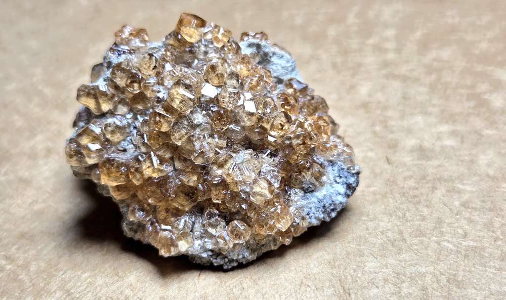 UralOwlet's tweet photo. Jeffrey Mine Grossular
After learning this famous origin of Grossular Garnet, I always want to collect one.
Note: I applied basic edition to some photos to make them brighter. And the drawing as background was inspired by it, too.

#jefferyminegarnet
#grossular 
#香檳榴石 https://t.co/c9JebA0hAo