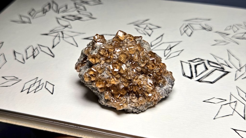UralOwlet's tweet photo. Jeffrey Mine Grossular
After learning this famous origin of Grossular Garnet, I always want to collect one.
Note: I applied basic edition to some photos to make them brighter. And the drawing as background was inspired by it, too.

#jefferyminegarnet
#grossular 
#香檳榴石 https://t.co/c9JebA0hAo