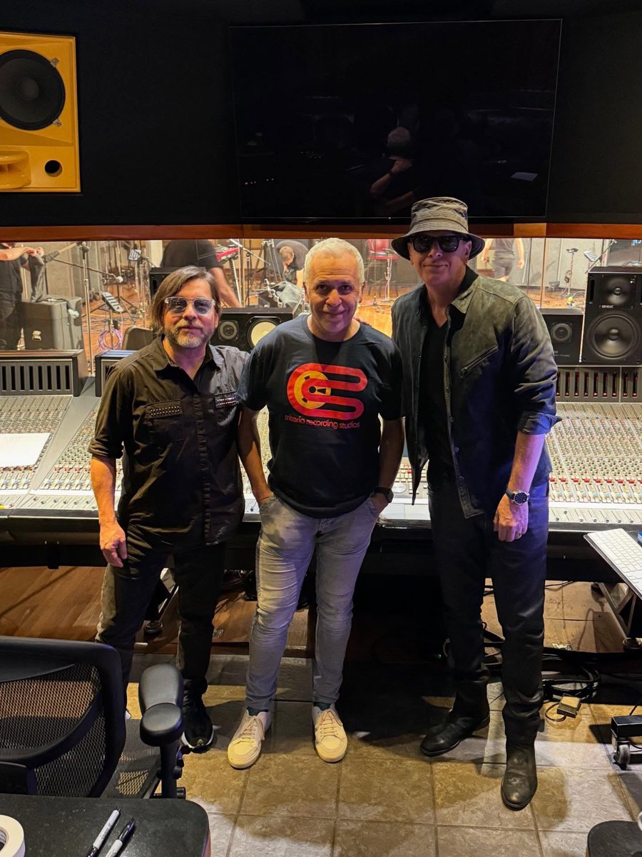 CriteriaMiami's tweet photo. #tshirttuesday
Time out for a Kodak Moment during the recent @avionicamusica sessions. One of those rare sessions with cool people, talented professionals & great music. Even a fashion statement from engineer Cesar Sogbe!
#liverecording #musicvideo #avionica #criteriashirt https://t.co/lofTRdp9Np