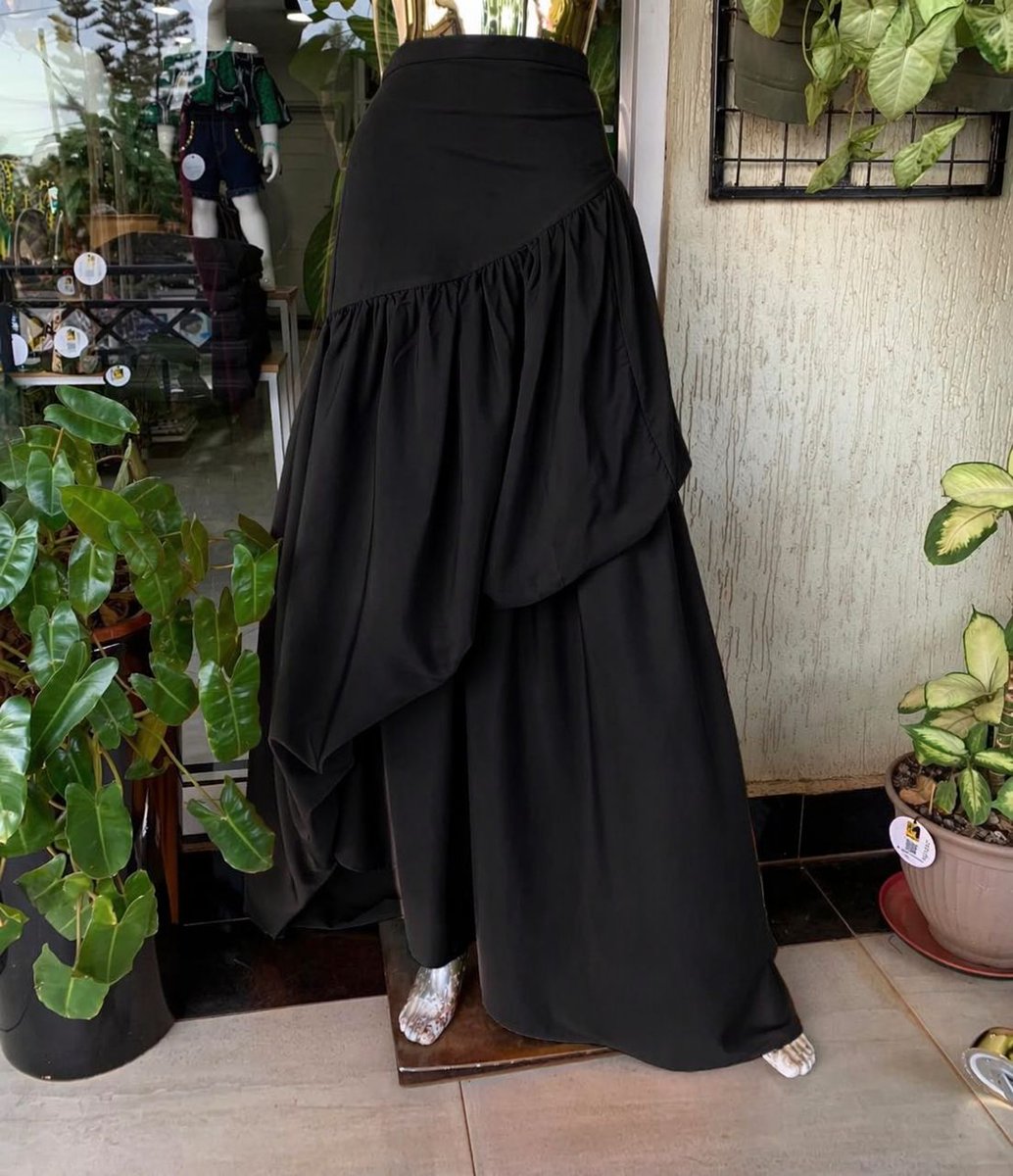 marishdesignsug's tweet photo. Step into timeless beauty with our Marish plain long wrap bubble skirt paired with a sleek plain top 🤍🖤
Flowy, flattering, and made for the woman who owns every room she walks into.

Available in different colors and sizes.

#marish #marishdesigns #afrourban https://t.co/zx8YZMUaMm